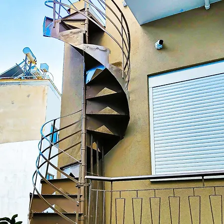 μοναδικό το κελάρι με Roof Garden Patras